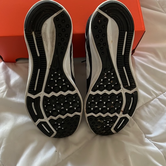 Womans Nike Sneakers - Picture 4 of 4